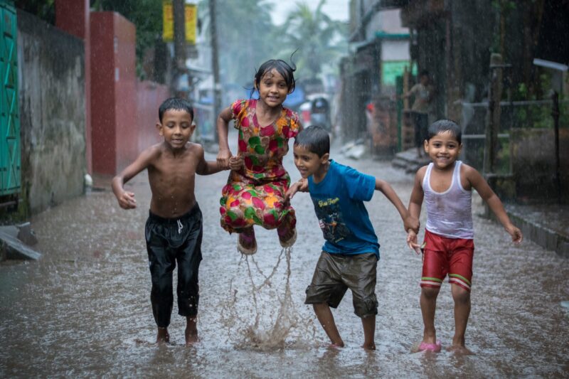 Hình ảnh lũ trẻ nô đùa trong ngõ ngày mưa