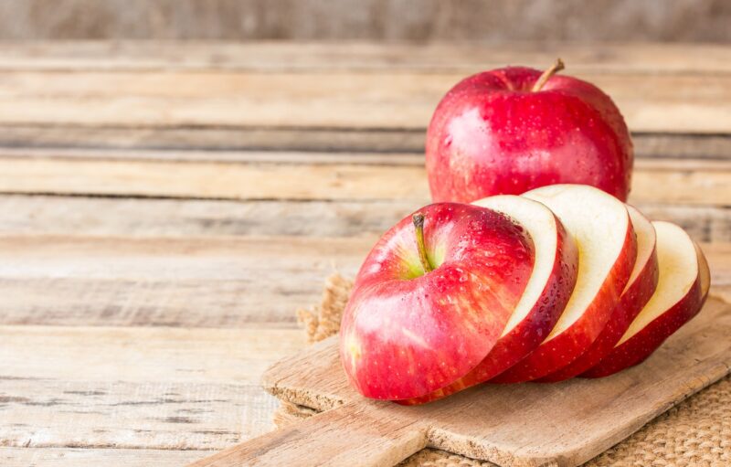 Hình ảnh của một quả táo cắt thành miếng