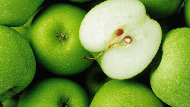Hình ảnh một nửa quả táo xanh