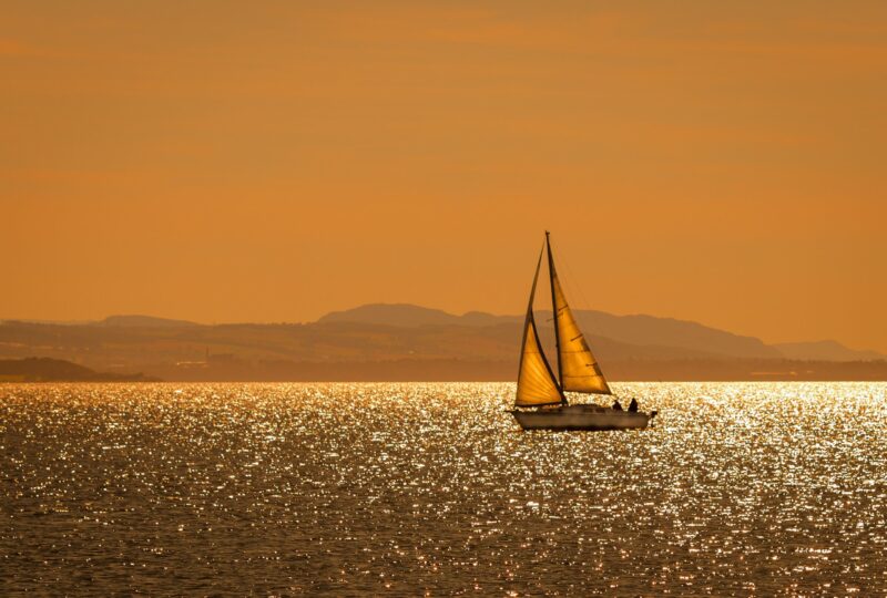 Bild eines Segelboots am goldenen Nachmittag