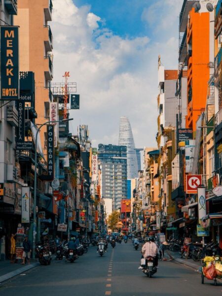 Hình ảnh thành phố Sài Gòn với con đường sầm uất