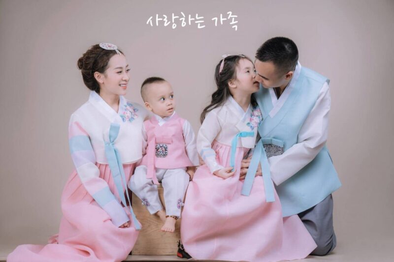 hình hình ảnh mái ấm gia đình 4 người tự sướng theo kiểu Hàn Quốc Quốc