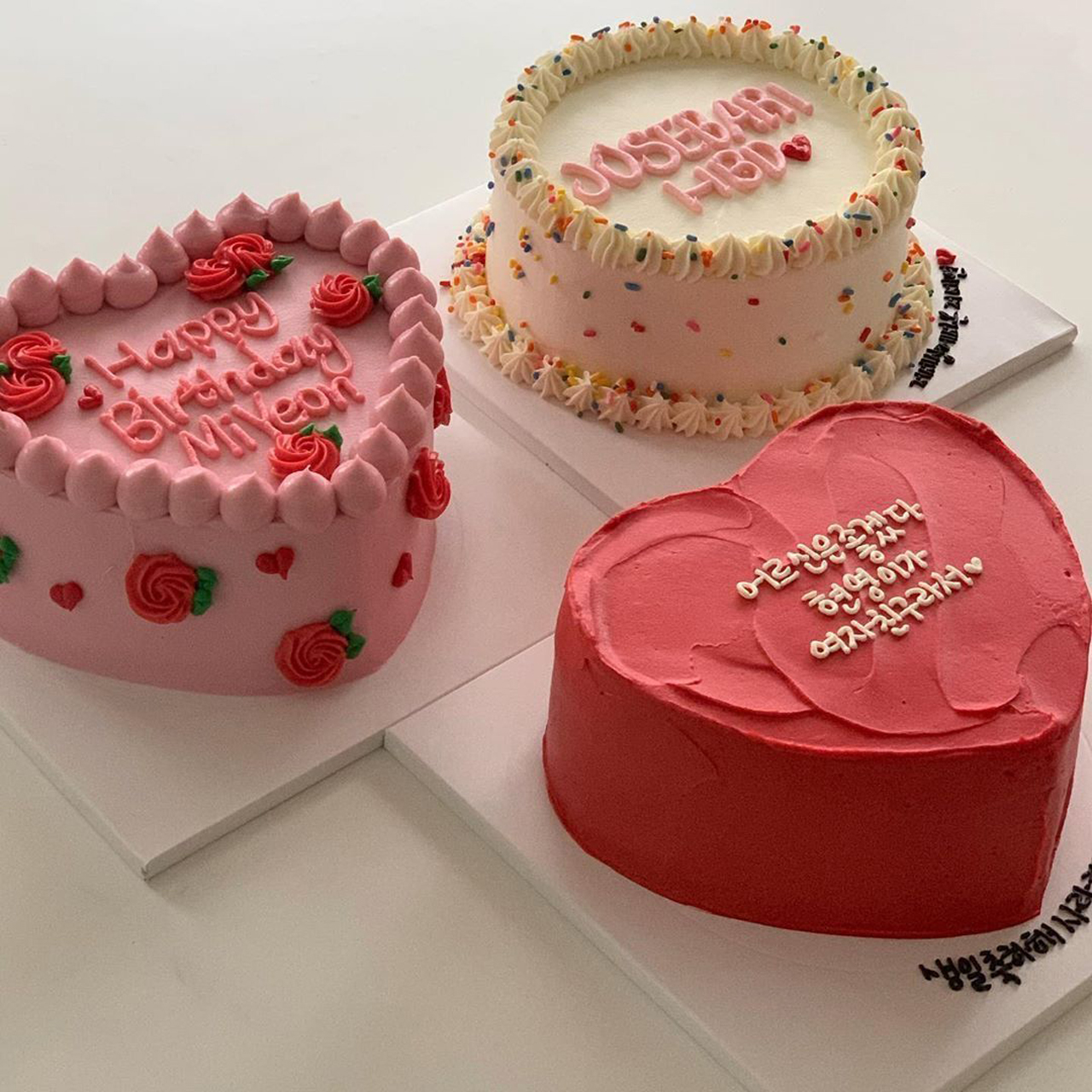 Bánh sinh nhật phủ bột đỏ