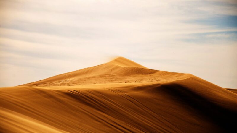 Hình nền nhẹ nhàng với khung cảnh sa mạc cát vàng mịn