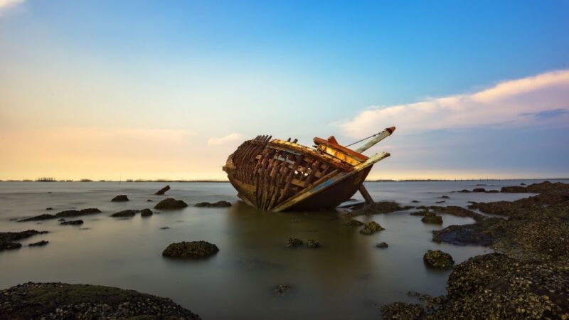 Ảnh thiên nhiên buồn con thuyền cũ trên bờ cát