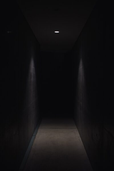 Hình ảnh avatar đen trắng buồn đường hầm