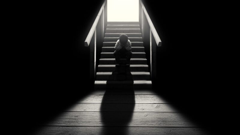 Hình ảnh avatar đen trắng buồn trên cầu thang