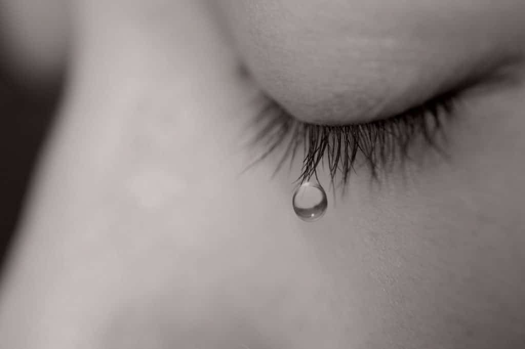Hình ảnh con trai khóc buồn cô đơn đau khổ vì tình yêu cuộc sống