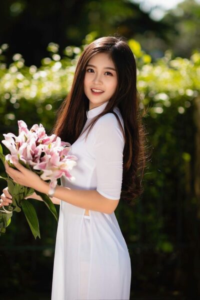 ảnh gái xinh mặc áo dài cầm hoa ly