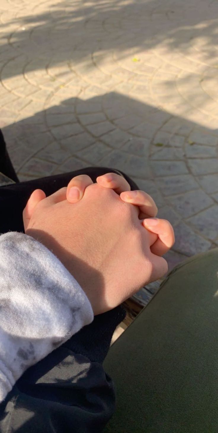 Nắm tay nhau thật chặt giữ tay nhau thật lâu   Hình ảnh Đang yêu Nắm  tay