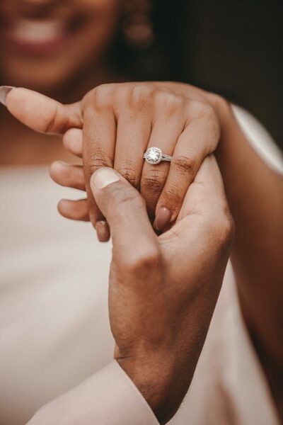 Ảnh người yêu đẹp nắm tay nhẫn cưới