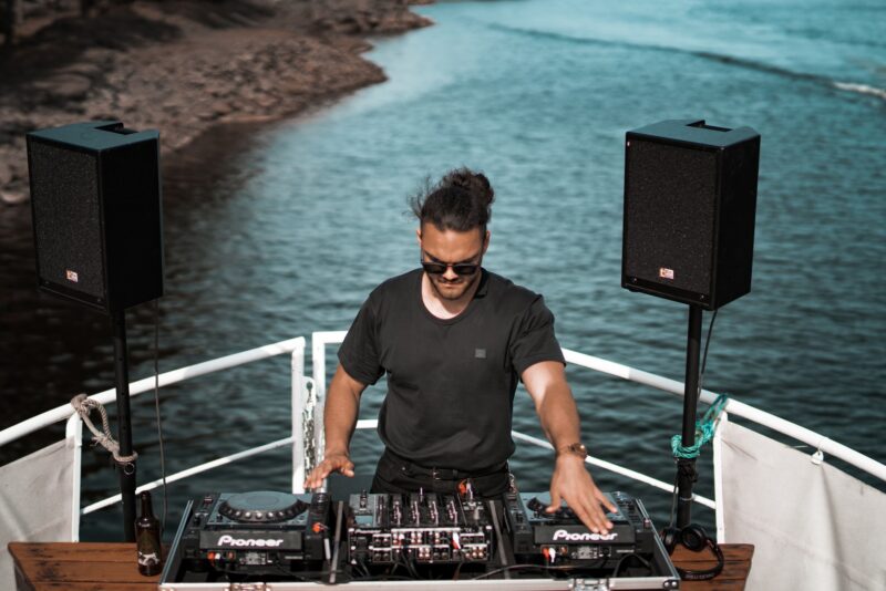 Foto von DJ, der Musik am Strand spielt