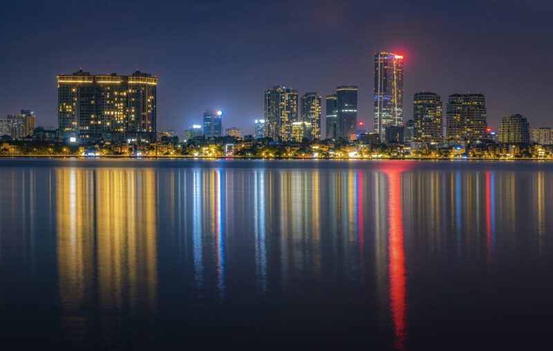 ảnh Hồ Tây về đêm với những toà nhà cao tầng