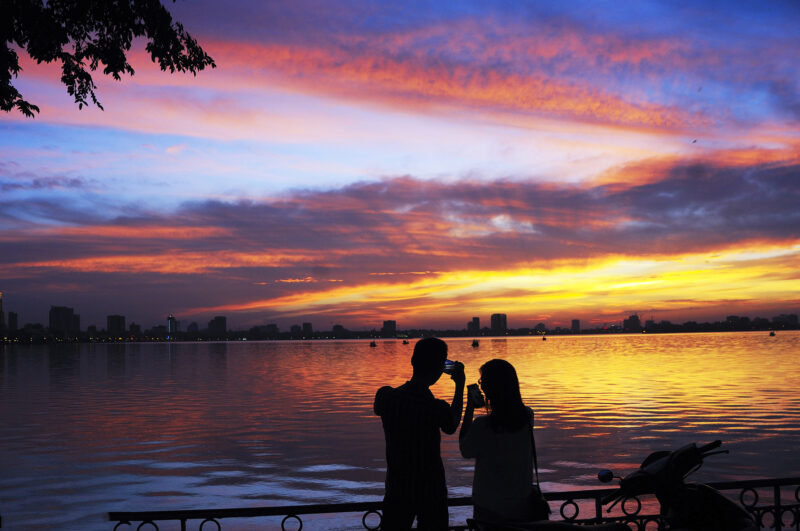 hình ảnh Hồ Tây ngắm hoàng hôn lãng mạn