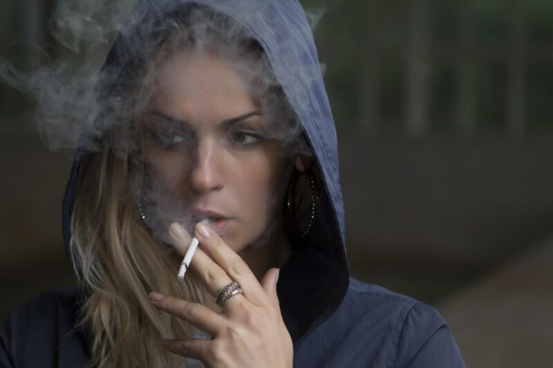 hình ảnh buồn nữ hút thuốc
