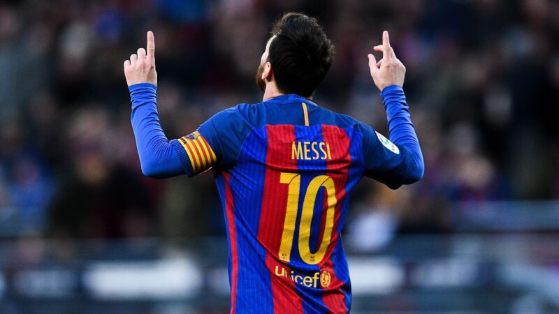 Hình ảnh Messi chỉ tay trên trời chia sẻ cùng fan